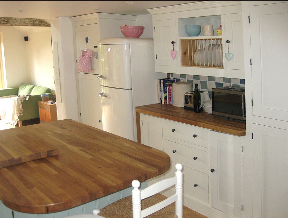 pine plate rack painted white with kitchen drawers