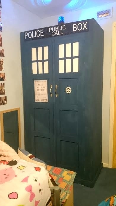 A Dr Who tardis wardrobe